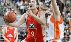 爱游戏-女篮比赛中惊现逆转，球场上演惊心动魄战斗