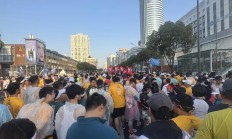 爱游戏真人-热门赛事引爆热情，球场气氛空前火爆