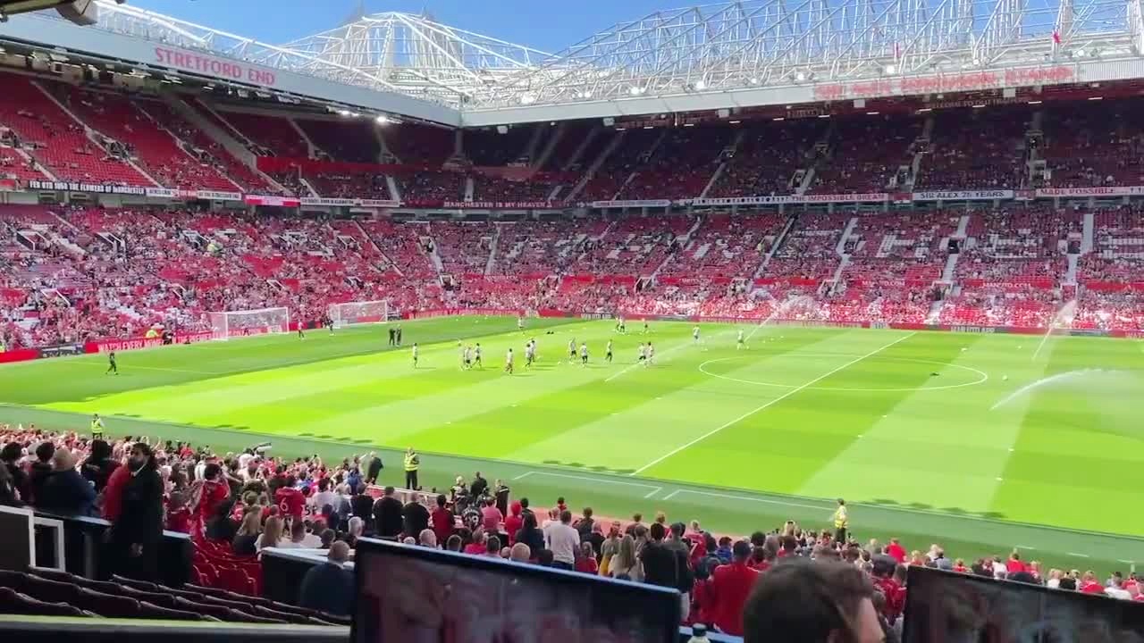 格拉纳达教练力挺年轻球员，赢得球迷掌声的简单介绍