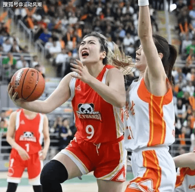 女篮比赛中惊现逆转，球场上演惊心动魄战斗