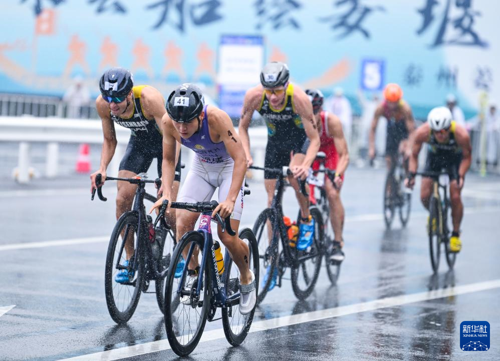 包含铁人三项比赛中冲刺至终点，呼声响彻空中的词条