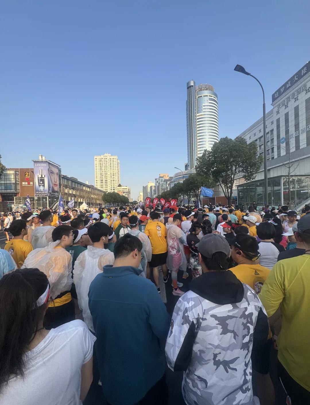 热门赛事引爆热情，球场气氛空前火爆
