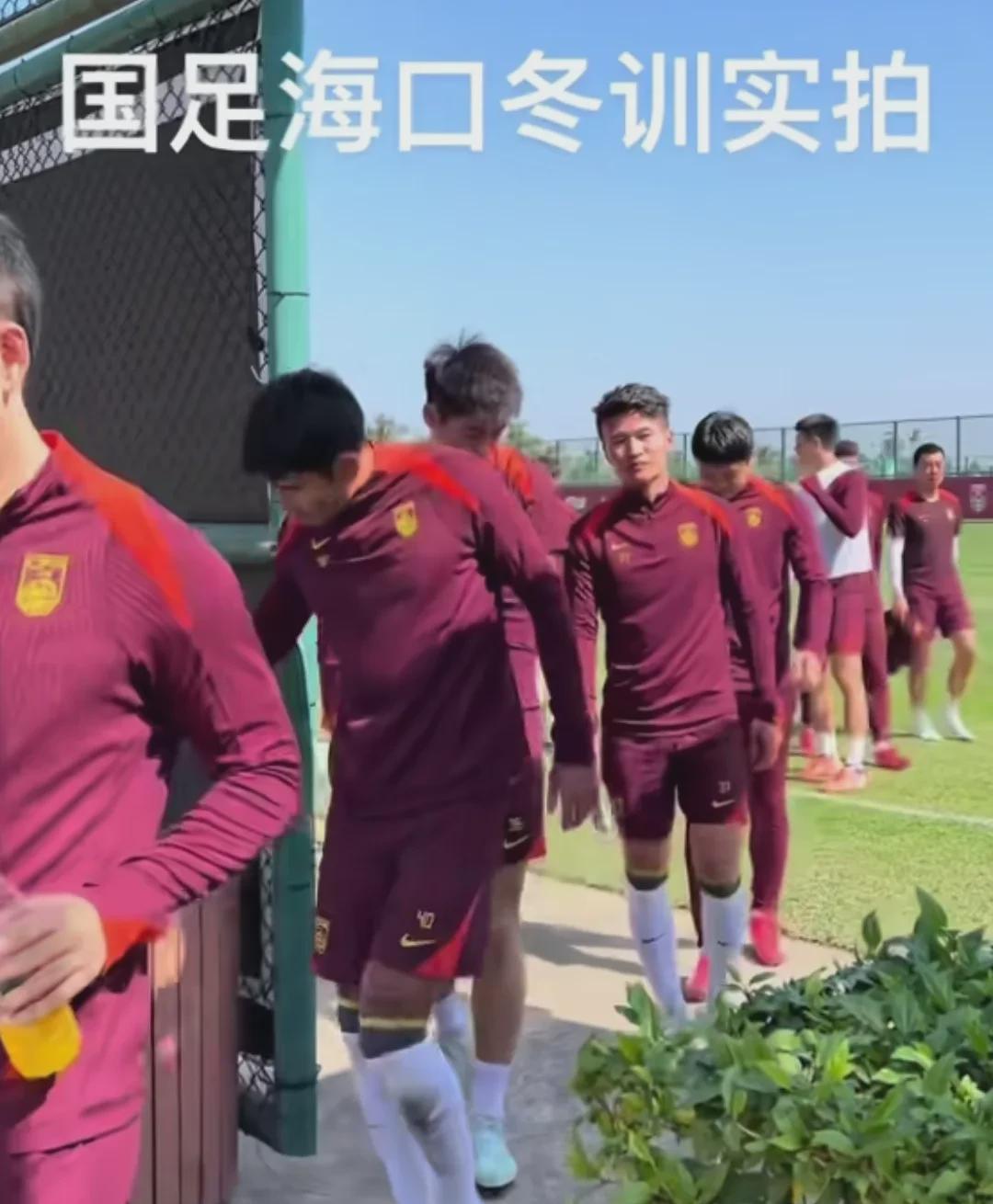 包含国足集训花絮曝光，球员日常训练生活感人的词条